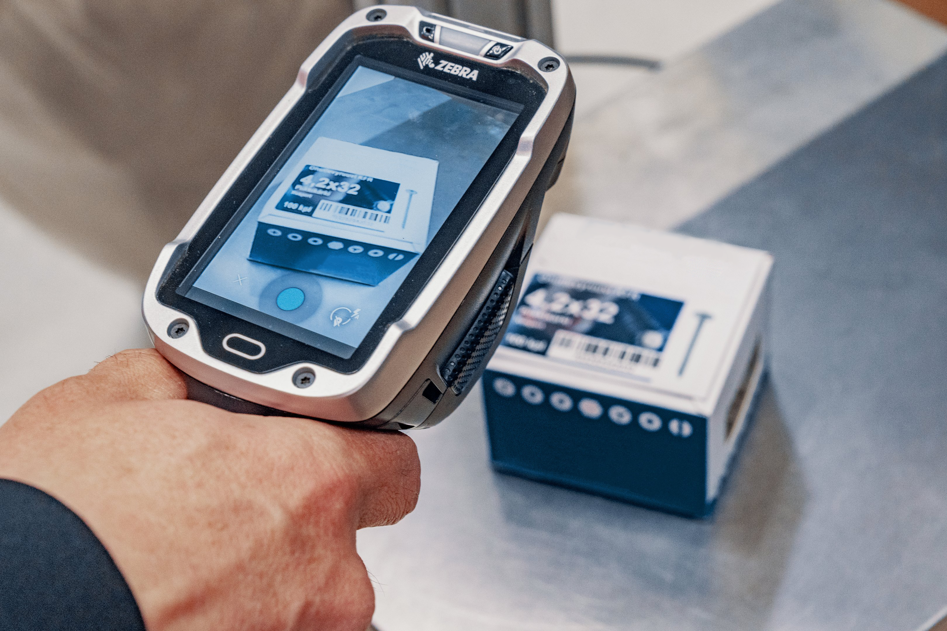 Mobile device taking a picture of a box with the photo studio in SuPCIS-L8